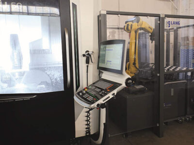 Centro di lavoro automatico per la lavorazione della plastica e dei polimeri