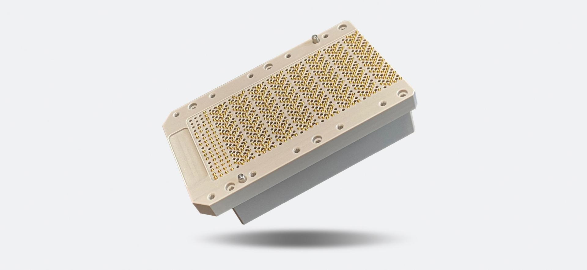test socket semicoduttori fresato in PEEK utilizzato per alloggiare i pin per il test nel settore elettronico